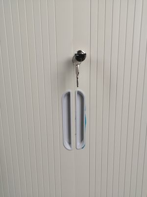 Halbhoher Tambour-Tür-Aktenschrank mit 2 verstellbaren Regalen